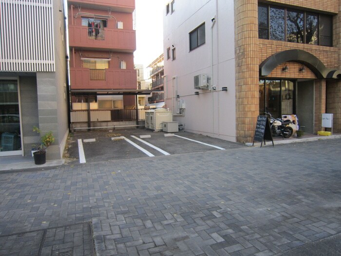 物件外観写真4　(駐車場)