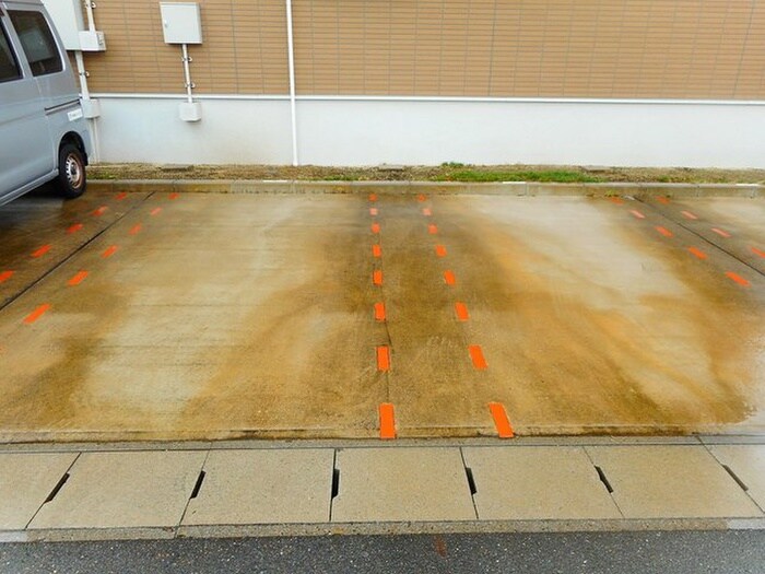 物件外観写真3　(駐車場)