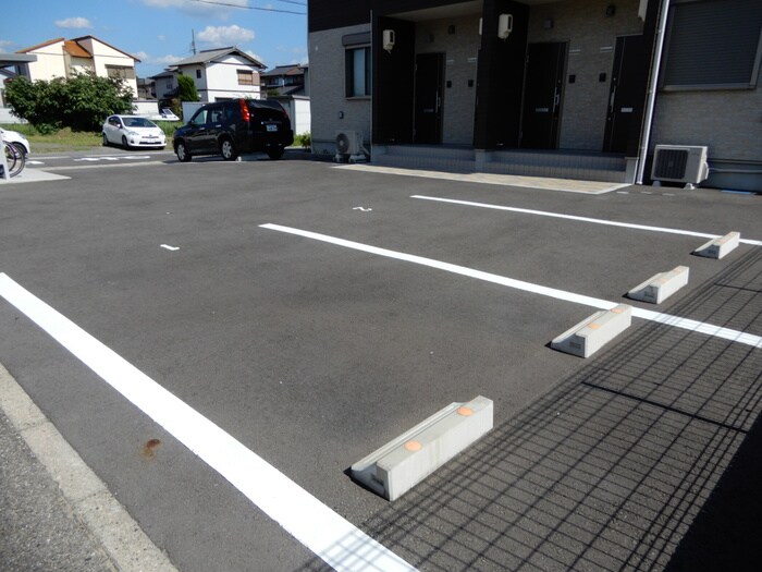 物件外観写真6　(駐車場)