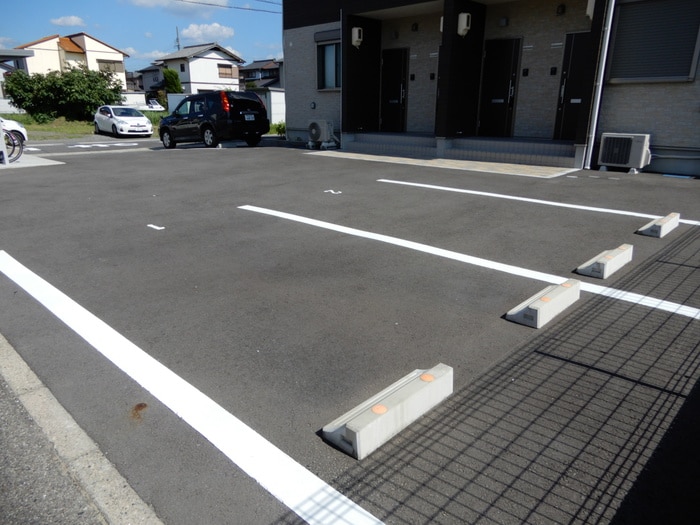 物件外観写真6　(駐車場)