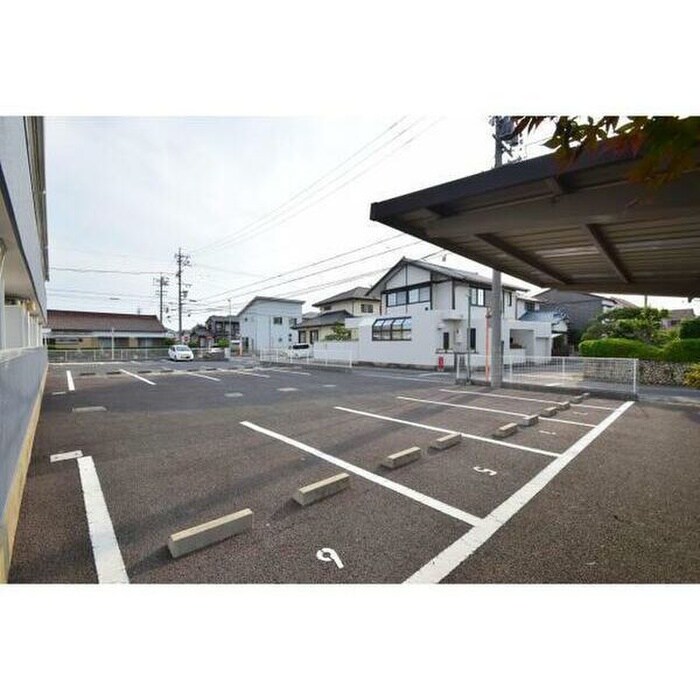 物件外観写真3　(駐車場)