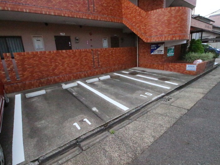 物件外観写真3　(駐車場)