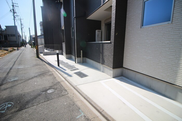 物件外観写真4　(エントランス部分)