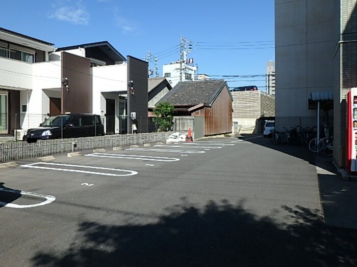 物件外観写真6　(駐車場)