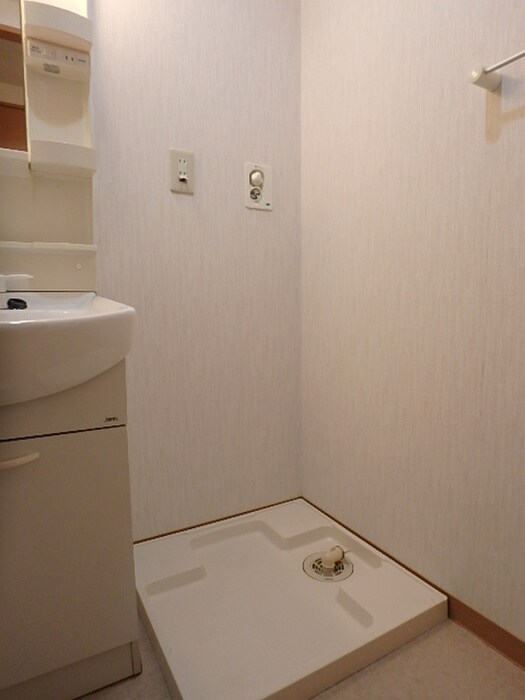 物件内観写真16　(洗濯機置場)