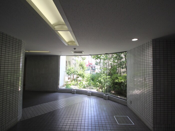 物件外観写真6　(エントランス部分)