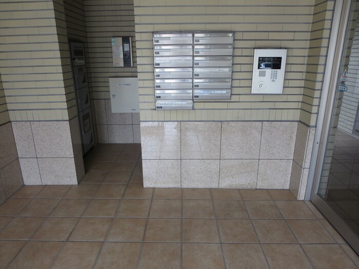 物件外観写真6　(エントランス部分)