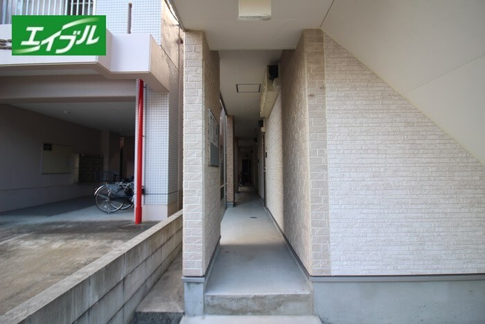 物件外観写真2　(エントランス部分)