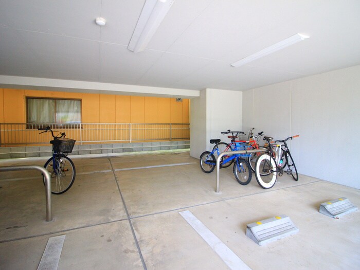 物件外観写真5　(駐輪場)