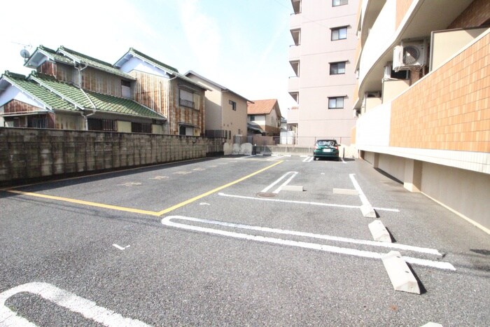 物件外観写真4　(駐車場)