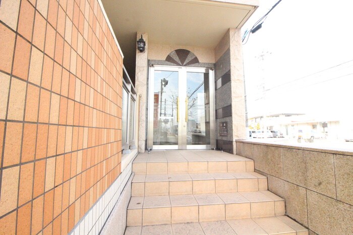 物件外観写真5　(エントランス部分)