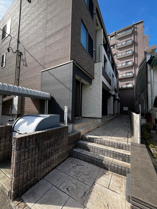 物件外観写真5　(エントランス部分)