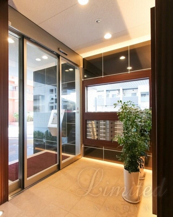 物件外観写真5　(エントランス部分)