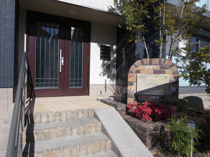 物件外観写真2　(エントランス部分)