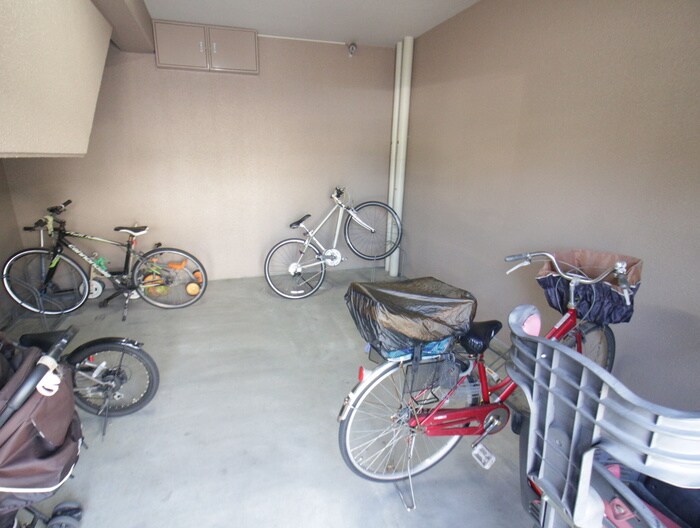 物件外観写真4　(駐輪場)