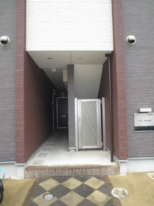 物件外観写真3　(エントランス部分)