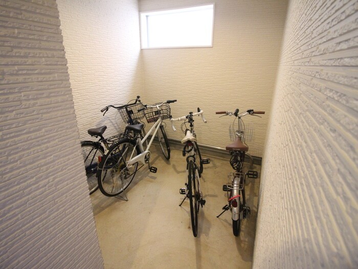 物件外観写真4　(駐輪場)