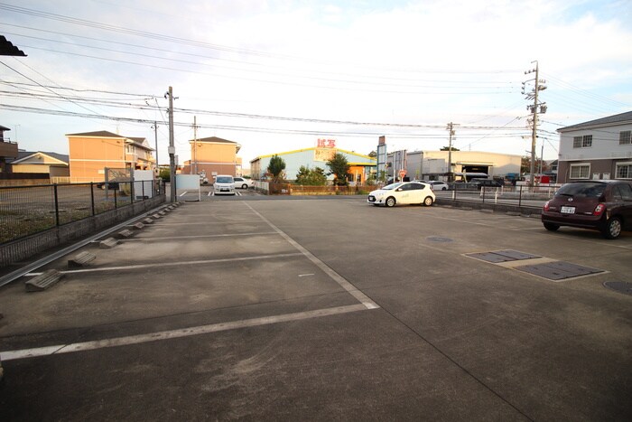 物件外観写真6　(駐車場)