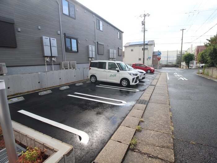 物件外観写真4　(駐車場)