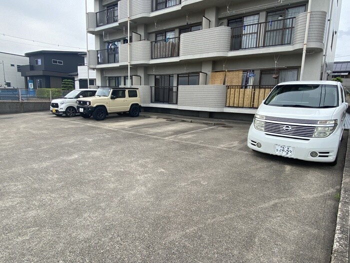 物件外観写真3　(駐車場)