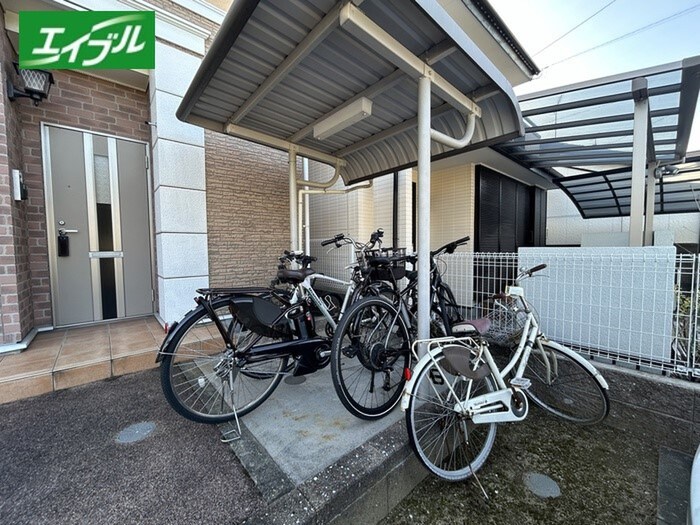物件外観写真3　(駐輪場)