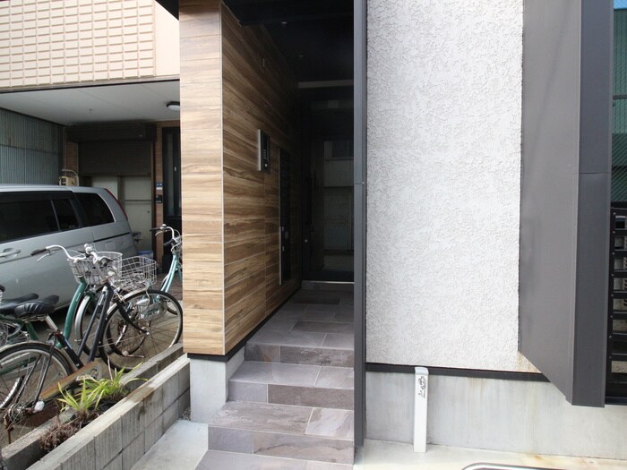 物件外観写真4　(エントランス部分)