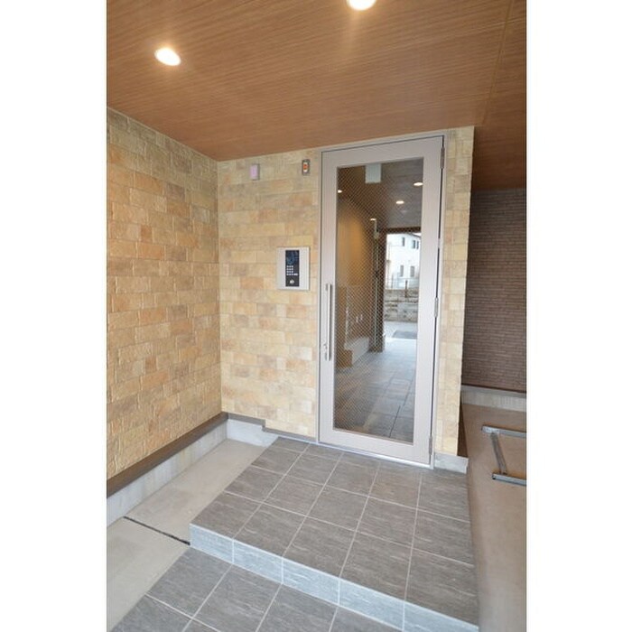 物件外観写真3　(エントランス部分)