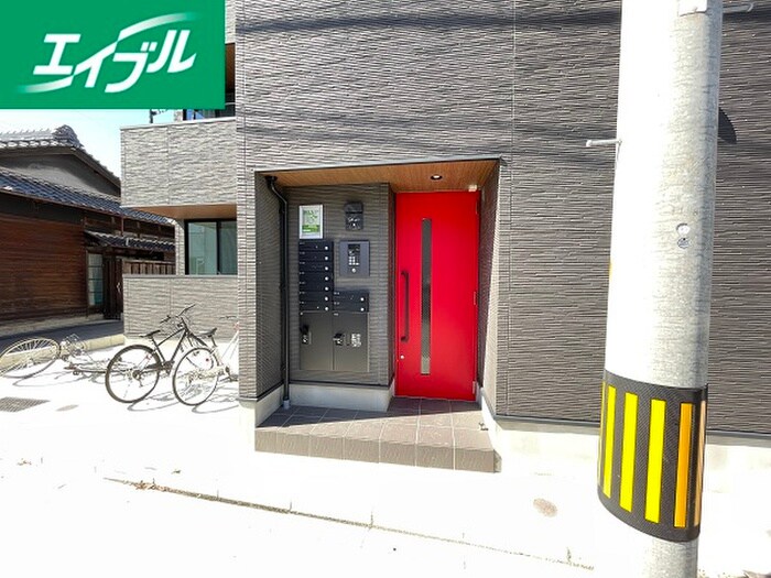 物件外観写真3　(エントランス部分)