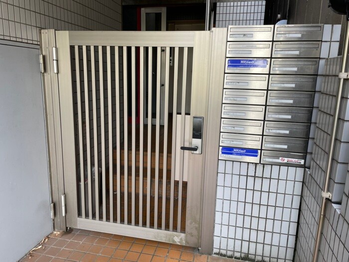物件外観写真5　(エントランス部分)