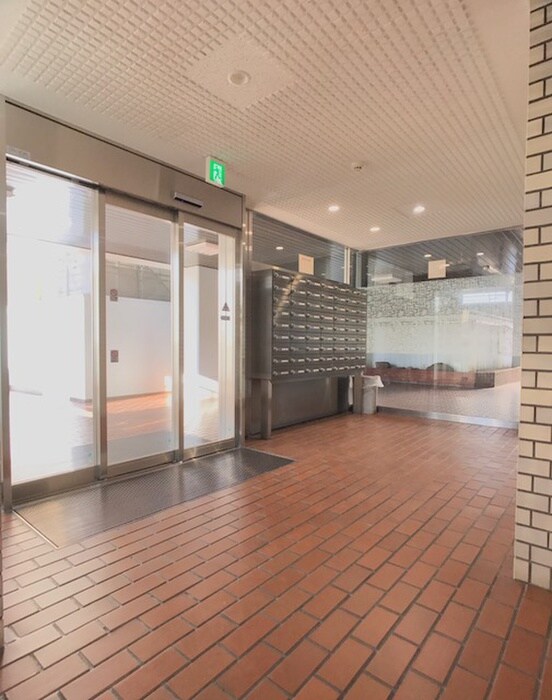 物件外観写真6　(エントランス部分)