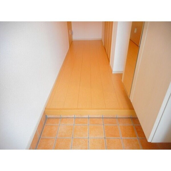 物件内観写真2　(玄関)