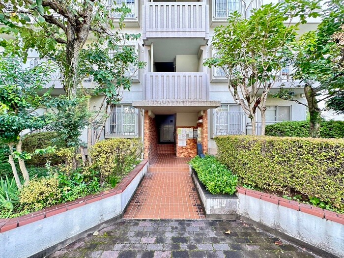 物件外観写真4　(エントランス部分)