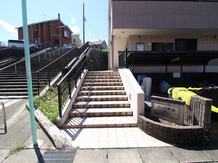 物件外観写真3　(エントランス部分)