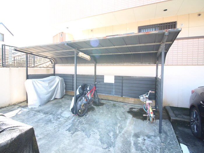 物件外観写真5　(駐輪場)