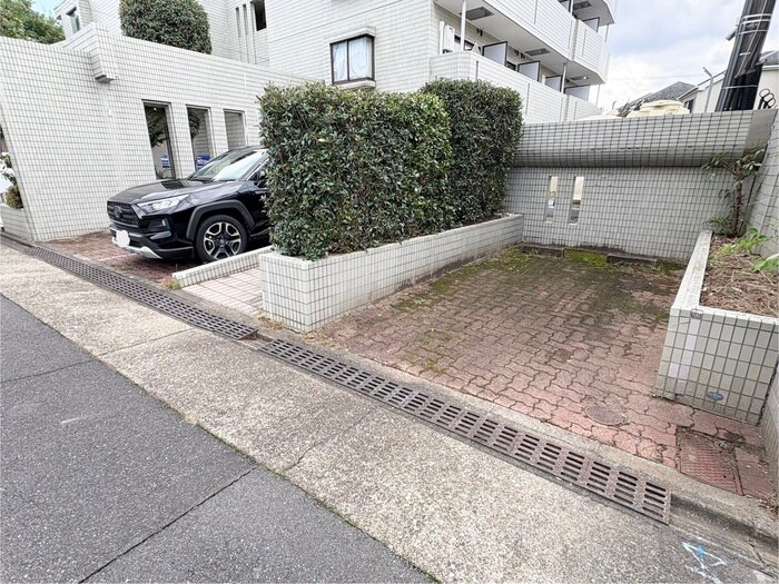 物件外観写真4　(駐車場)