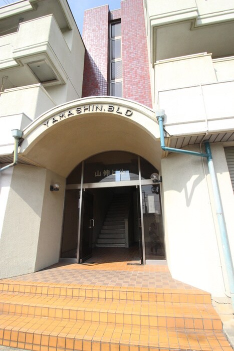 物件外観写真4　(エントランス部分)