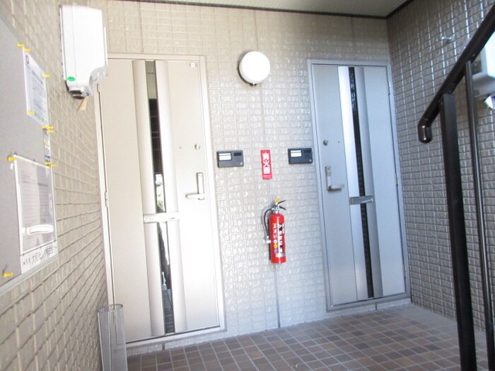 物件外観写真5　(エントランス部分)