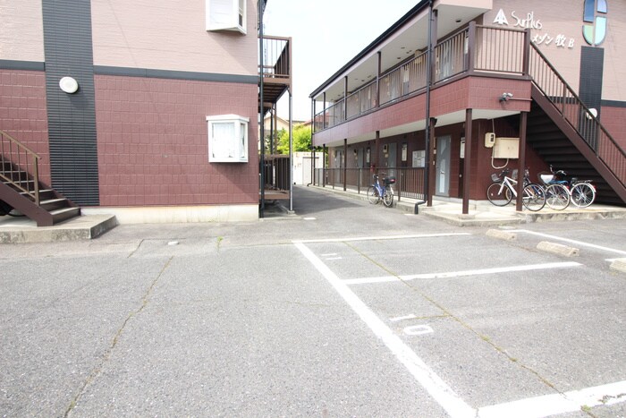 物件外観写真3　(駐車場)