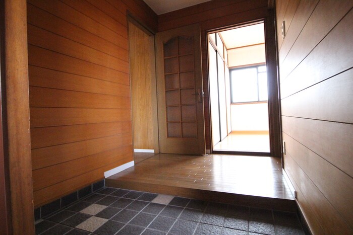 物件内観写真4　(玄関)