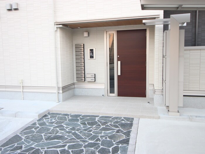 物件外観写真4　(エントランス部分)