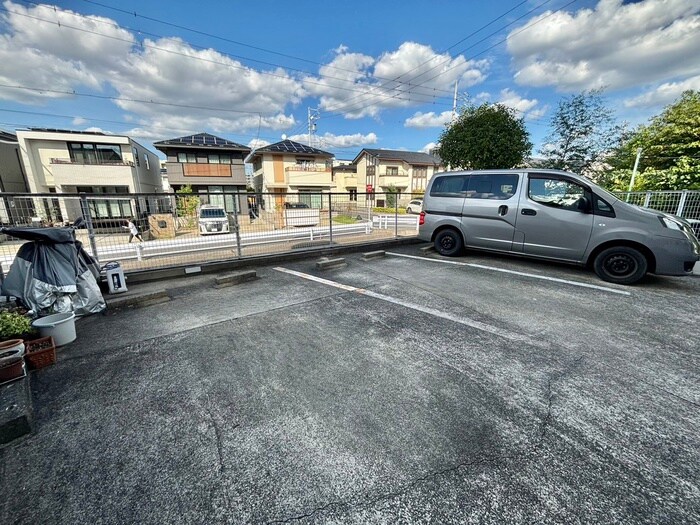 物件外観写真4　(駐車場)