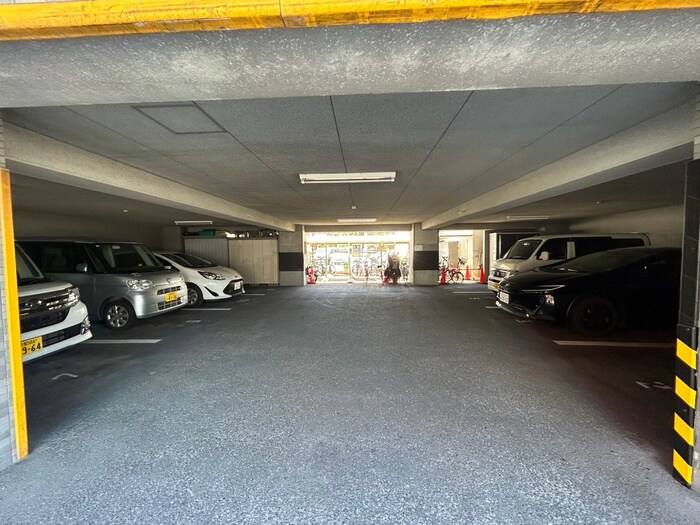 物件外観写真4　(駐車場)