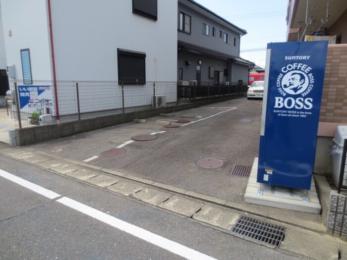 物件外観写真3　(駐車場)