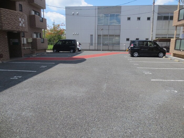 物件外観写真3　(駐車場)