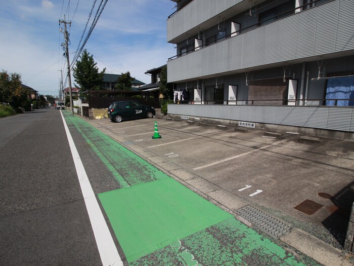 物件外観写真2　(駐車場)