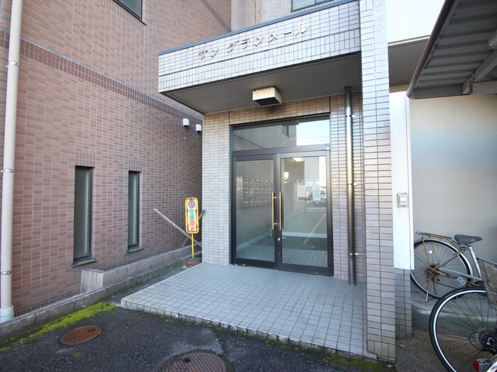 物件外観写真2　(エントランス部分)