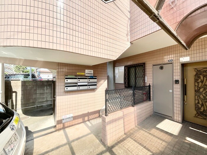 物件外観写真4　(エントランス部分)