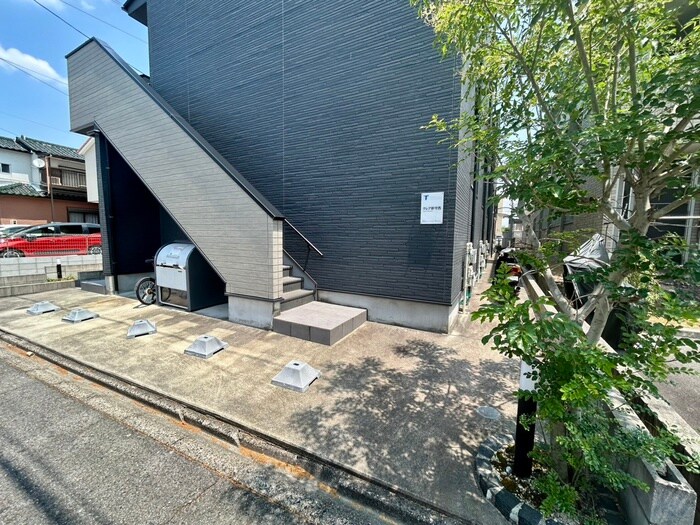 物件外観写真2　(エントランス部分)