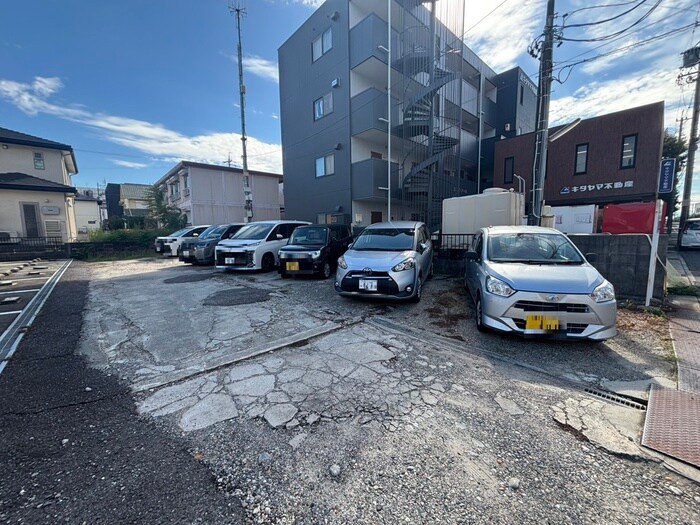 物件外観写真6　(駐車場)