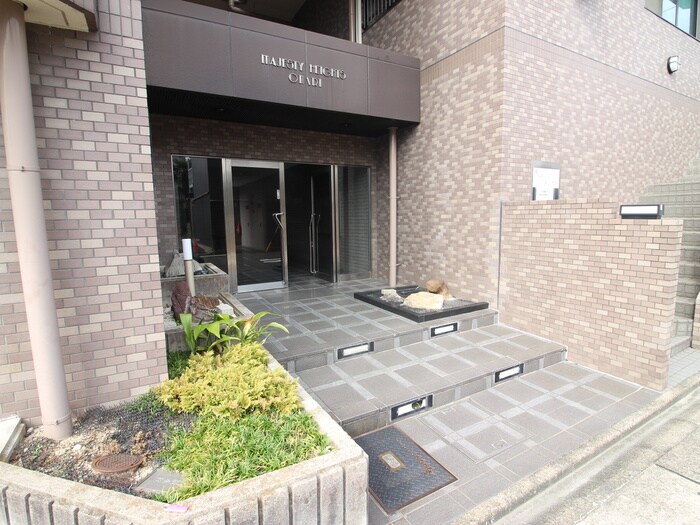 物件外観写真2　(エントランス部分)